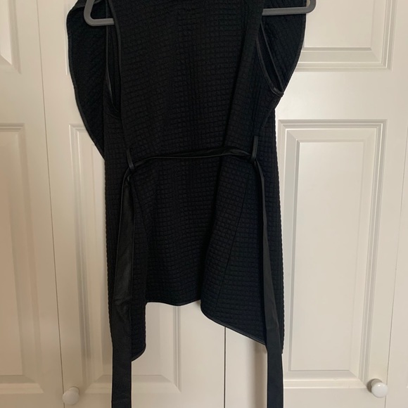 Quoted wrap vest - Picture 2 of 3